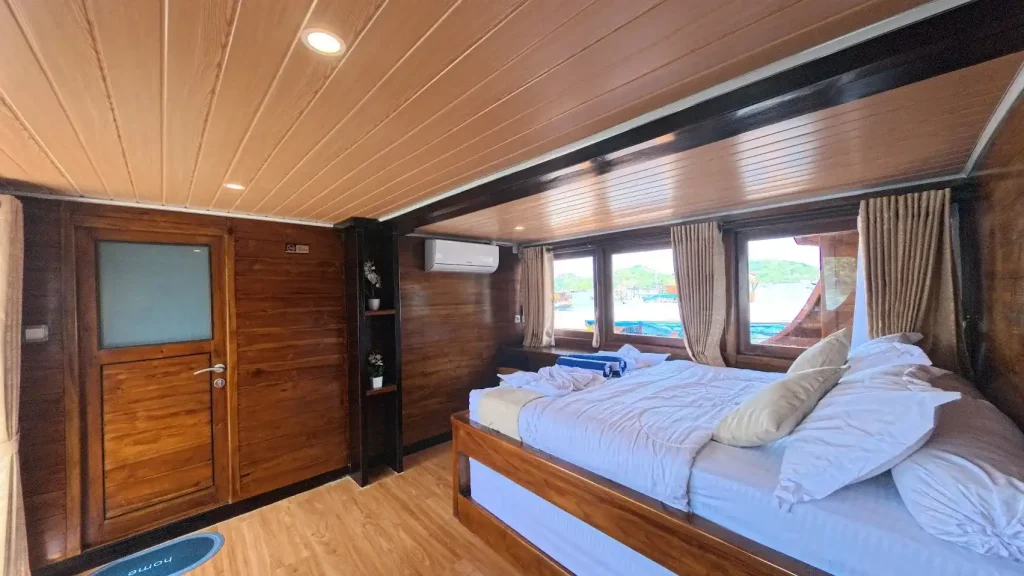 Arfisyana 2 Phinisi Boat Charter | Arfisyana 2 Phinisi Deluxe Panoramic Cabin | Komodo Luxury
