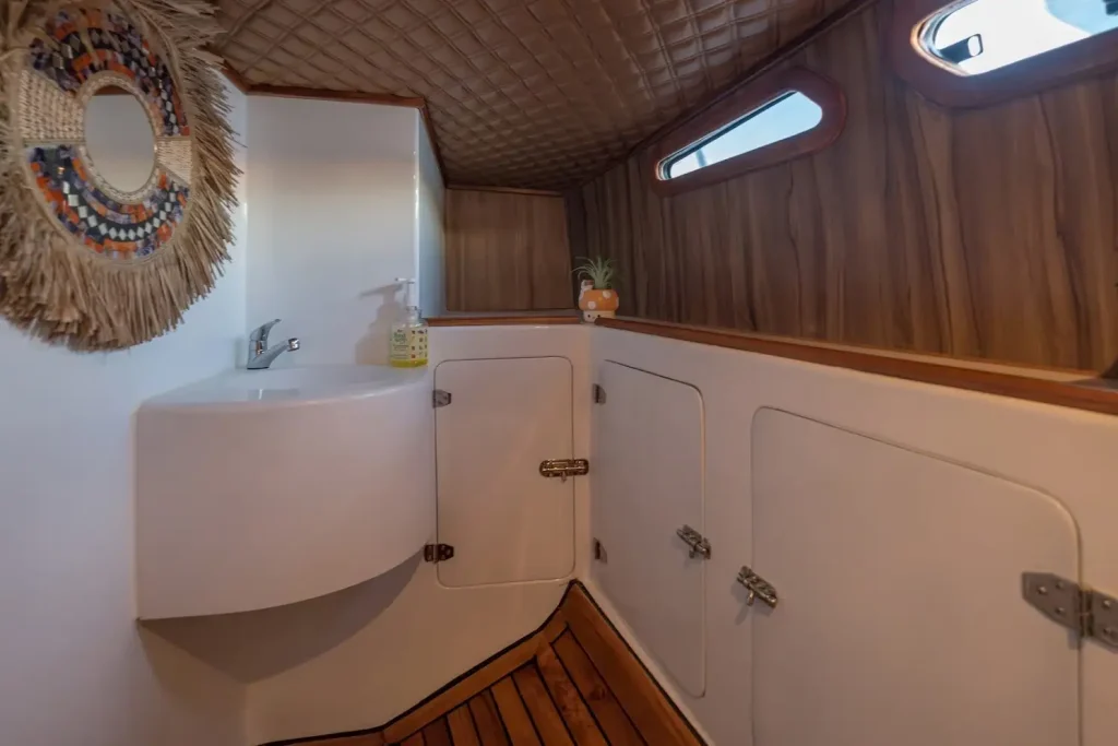 Ello Voyages Speedboat Sundeck Toilet | Komodo Luxury