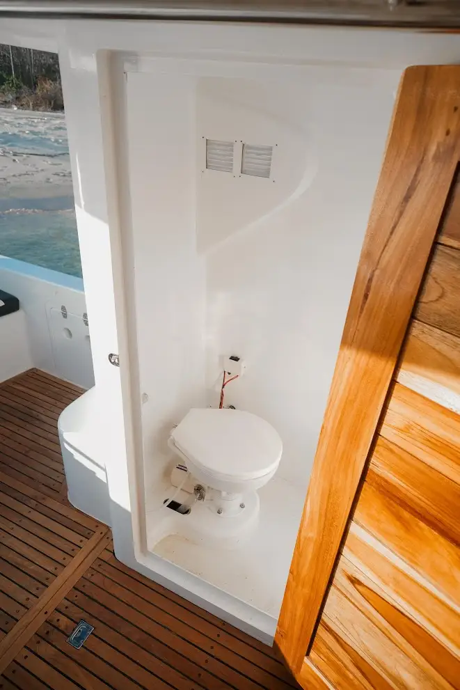 Zaviero Speedboat Toilet | Komodo Luxury