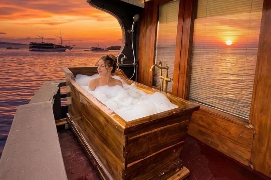 Princess Nabila Phinisi Sumbawa Cabin Jacuzzi | Komodo Luxury