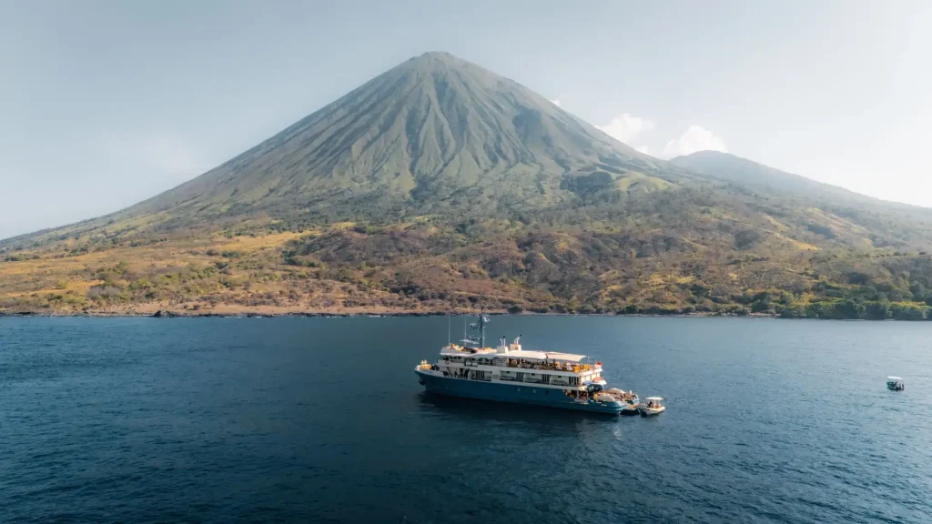 Kudanil Explorer phinisi liveaboard exterior