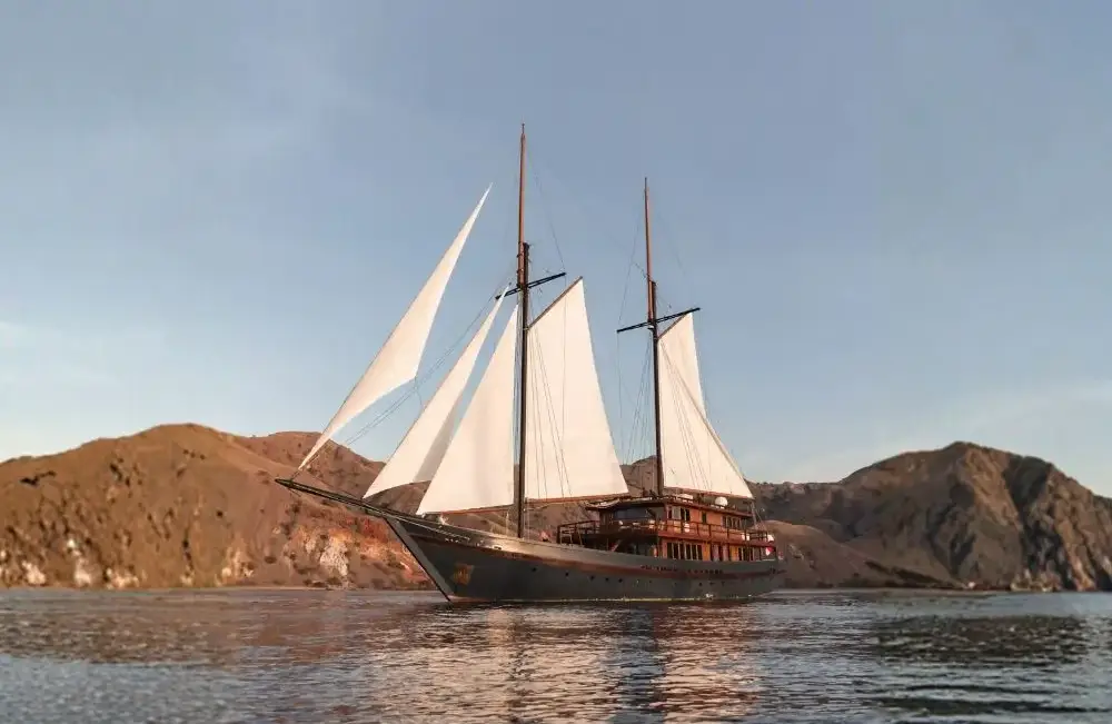 Vela phinisi boat charter exterior
